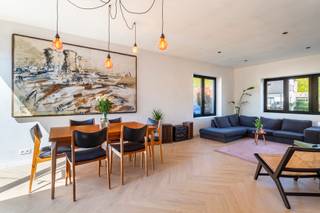 <p><strong>Recent gerenoveerde halfopen bebouwing (2024), bevindt zich in de gegeerde woonwijk “De Kaart” te Brasschaat, een rustige en kindvriendelijke omgeving met een residentieel karakter. De wijk staat bekend om haar aangename woonkwaliteit, verkeersluwe straten en groene omgeving. In de nabije omgeving bevinden zich scholen, lokale handelszaken en verbindingswegen richting Brasschaat centrum en Antwerpen. Bovendien geniet u van diverse fiets- en wandelmogelijkheden in de buurt. <br /><br />Met een bewoonbare oppervlakte van ca. 174m² op een perceel van 717m², combineert de woning comfort met een uitstekende lichtinval en een ruim gevoel. </strong></p>
<p>U betreedt de woning via de ruime INKOMHAL ca. 4,43m x 1,58m die toegang biedt tot een gastentoilet. U loopt door tot de open LEEFRUIMTE ca. 4,26m x 7,36m, die het centrale punt vormt van de woning. Dankzij grote raampartijen geniet u van veel natuurlijk licht en een directe verbinding met de tuin. De tuin is zuidwestgeoriënteerd, waar u heerlijk kan genieten op een zonnige dag.</p>
De ingerichte KEUKEN ca. 6,07m x 2,81m is hoogwaardig afgewerkt met een kookeiland van keramische steen van Brachot, en uitgerust met kwalitatieve AEG-toestellen. De renovatie werd gedaan met oog op kwalitatieve materialen en door de Belgische aannemer, Tilleman totaalprojecten. De keuken van Groep Thys omvat een spoeltafel, vaatwasser, stoomoven, kookplaat met geïntegreerde dampkap en combi-oven. <br />
<p>De eerste verdieping biedt twee ruime SLAAPKAMERS (ca. 15 m² en ca. 14 m²) en een moderne BADKAMER ca. 2,97m x 2,99m met enkele wastafel, inloopdouche en bad om volop te kunnen genieten. Tevens is er een apart gastentoilet voorzien, waar zich ook de aansluiting bevindt voor een wasmachine. <br /><br />De zolderverdieping is toegankelijk via een vaste trap en kan ingericht worden als extra slaapkamer, bureauruimte of hobbykamer, en wordt casco aangeboden. <br /><br />Er is tevens een ruime kelder ca. 21 m².<br /><br /></p>
<p><span><b>Bijzonderheden:<br /></b></span>* Gerenoveerde woning op een ruim en zonnig perceel van ca. 717m²;<br />* Hoogwaardige afwerking en kwalitatieve materialen;<br />* EPC-label: B en 184 kWh/(m² jaar);<br />* De elektricitieit is conform;<b></b><span><br /></span>* Oprit met parkeermogelijkheid voor 3 wagens;<br />* Grote zuidwestgeoriënteerde tuin;<br />* Ruime tuinberging;<br />* Gelegen in een kindvriendelijke en gegeerde buurt;<br />* Stedenbouw in aanvraag;</p>