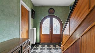 <p><strong><i><span>Te moderniseren woning met enorm potentieel op toplocatie in Boorsem</span></i></strong><i><span></span></i></p>
<p><i><span>In het charmante Boorsem, een deelgemeente van Maasmechelen, vind je deze te moderniseren woning met een zee aan mogelijkheden. Gelegen op een perceel van bijna<span> </span><strong>6 are</strong>, biedt deze eigendom de perfecte basis om jouw droomwoning te realiseren.</span></i></p>
<p><i><span>De woning beschikt over een degelijke structuur en kreeg ongeveer 15 jaar geleden nog<span> </span><strong>nieuwe ramen</strong>, wat alvast een mooie troef is bij renovatie. Binnenin vraagt het pand om een moderne update, maar precies dat biedt je de kans om alles naar eigen smaak en comfortniveau te vernieuwen. De ruimtes zijn goed ingedeeld en bieden tal van inrichtingsmogelijkheden voor zowel gezinnen als koppels die ruim willen wonen.</span></i></p>
<p><i><span>Buiten geniet je van een<span> </span><strong>royale tuin</strong><span> </span>die zich volledig leent voor ontspanning en buitenleven. Hier kan je<span> </span><strong>in alle rust genieten van het zonnetje</strong>, spelen met de kinderen, tuinieren of gewoon heerlijk relaxen in een groene omgeving. De rustige ligging versterkt het gevoel van privacy en buitenruimte.</span></i></p>
<p><i><span>De woning wordt<span> </span><strong>verwarmd op stookolie</strong><span> </span>en heeft een<span> </span><strong>kadastraal inkomen van €406</strong>, wat interessant is voor wie op zoek is naar een betaalbare renovatie met toekomstwaarde. Bovendien is het perceel<span> </span><strong>niet overstromingsgevoelig</strong>, wat extra gemoedsrust biedt.</span></i></p>
<p><i><span>Wat deze woning echt bijzonder maakt, is haar<span> </span><strong>uitstekende ligging aan de Windmolenweg</strong><span> </span>in Boorsem. Een aangename, rustige straat met een landelijke uitstraling, maar toch vlak bij alle voorzieningen.<span> </span><strong>Winkels, scholen en openbaar vervoer</strong><span> </span>bevinden zich op korte afstand, en dankzij de<span> </span><strong>nabijheid van de E314</strong><span> </span>bereik je moeiteloos omliggende steden zoals<span> </span><strong>Maastricht, Genk en Hasselt</strong>. Zelfs<span> </span><strong>Maastricht Aachen Airport</strong><span> </span>ligt op minder dan 20 minuten rijden – ideaal voor wie regelmatig reist.</span></i></p>
<p></p>
<p><em><span></span></em></p>