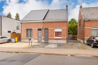 Charmante woning met 2 slaapkamers en tuin gelegen op een centrale ligging te Nijlen! <br /><br />Indeling: inkomhal; woonkamer; trap naar een kelder; geïnstalleerde keuken; badkamer bevat toilet, lavabo en douche; wasplaats met toegang tot de tuin. <br /><br />1V: 2 slaapkamers. <br /><br />Parking voor de woning met gedeelde wegenis naar de tuin; afgesloten poort; terras; overdekte carport (voor auto) met berging; mooi omheinde tuin. <br /><br />Algemeen: <br />- EPC label F (CV aanwezig) <br />- Woning is momenteel verhuurd <br />- Gunstige ligging nabij scholen, winkels, invalswegen<br /><br />Alle attesten zijn beschikbaar onderaan op onze website. <br />Voor meer info of een bezoek: 0472 22 22 44 of thanee@solittvastgoed.be.