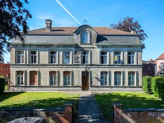 Izegem - Karaktervolle historische dekenij met tal van mogelijkheden<br /><br /><strong>Eerste biedingsfase opgestart van 28 juli 2026 tot en met 18 augustus 2026 om 15u</strong><br /><br />Te koop via het biedingssysteem COVAST.<br />Domicill Vastgoed verzorgt voor u de biedingen op voorhand vast te leggen. <br /><br />Ontdek deze uitzonderlijke historische dekenij, centraal gelegen en boordevol potentieel.<br />Dit indrukwekkende en karaktervolle pand combineert authenticiteit, ruimte en veelzijdigheid, waardoor het zich uitstekend leent voor diverse bestemmingen.<br />Met een royale bewoonbare en bruikbare oppervlakte, verdeeld over een kelder, gelijkvloers, eerste en tweede verdieping, biedt deze eigendom eindeloze mogelijkheden voor wie op zoek is naar een unieke locatie met uitstraling en toekomstperspectief.<br /><br />Dankzij de centrale ligging geniet u van een uitstekende bereikbaarheid en alle voorzieningen binnen handbereik.<br /><br />Dit pand is onderhevig aan de renovatieverplichting die door de Vlaamse overheid wordt opgelegd voor residentiële gebouwen. Raadpleeg de website van het Vlaams Energie- en Klimaatagentschap via https://www.vlaanderen.be/een-huis-of-appartement-kopen/renovatieverplichting-voor-residentiele-gebouwen. <br /><br />Wacht niet te lang om deze unieke kans te grijpen. Kom het zelf ontdekken en ervaar de verschillende mogelijkheden die deze woning te bieden heeft. Wij staan klaar om u te verwelkomen in uw toekomstige droomhuis! Bel ons vrijblijvend op voor een bezoek en info. Wij begeleiden u graag met de glimlach op zoek naar uw droomwoning . T. 051 62 40 40.