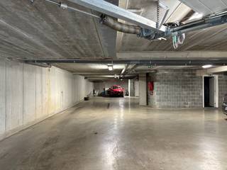 Advantages:- Secure access via automatic gate- Excellent location: close to everything — shops, station and access roads- Dry and tidy...