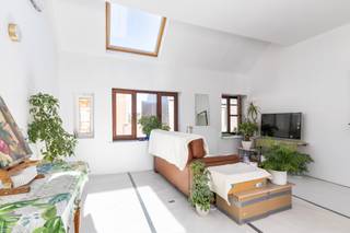 <p>Charmant halfopen huis in Oudenburg met zuidgerichte tuin en veel potentieel.</p>
<p> </p>
<p>Deze halfopen bebouwing uit 1934 combineert ruimte, karakter en mogelijkheden op een interessante ligging in Oudenburg. De woning werd gedeeltelijk gerenoveerd en biedt een mooie basis voor wie verder wil moderniseren naar eigen smaak. Dankzij de zuidgerichte tuin van 260 m² geniet je volop van licht en buitenruimte. Met 2 slaapkamers, praktische leefruimtes en een betaalbaar prijssegment is dit huis ideaal voor starters, koppels of investeerders die op zoek zijn naar een woning met toekomstmogelijkheden. Een interessante opportuniteit voor wie een huis wil kopen in Oudenburg.</p>
<p> </p>
<p>Belangrijkste ruimtes:<br />• Eetkamer met aangename connectie naar de leefruimtes.<br />• Keuken met mogelijkheden voor verdere inrichting en modernisering.<br />• Veranda met zicht op de tuin en extra leefruimte.<br />• 2 slaapkamers met natuurlijke lichtinval.<br />• Badkamer verder af te werken<br />• Zuidgerichte tuin van 260 m² met ruimte om te ontspannen of te tuinieren.</p>
<p> </p>
<p>Troeven:<br />• Ruime woning met zuidgerichte tuin.<br />• Gedeeltelijk gerenoveerd met verdere mogelijkheden.<br />• Betaalbare woning met potentieel in Oudenburg.</p>
<p> </p>
<p>Neem vandaag nog contact op voor een bezoek aan deze woning.</p>
<p> </p>
<p>JOUW DROOMHUIS. ZO GEVONDEN!</p>