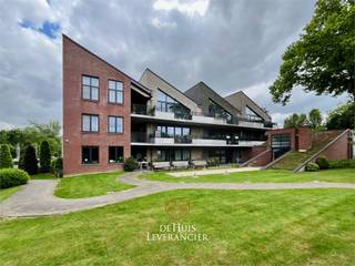 In de 3 Beuken residentie, niet ver van het centrum van Kontich, vinden we deze luxueuze service flat terug.<br />De residentie is gebouwd in 2012 en beschikt over alle moderne voorzieningen.<br /><br />Hier vind je alles terug om een zorgeloze oude dag door te brengen. Het appartement is luxueus ingericht en is zo’n 60m2 groot.<br /><br />Het bestaat uit een ruime leefruimte met afgeschermde open keuken. Daarnaast ligt de badkamer en slaapkamer met schuifdeur.<br />Het ruim terras is de kers op de taart!<br /><br />Het appartement bevindt zich op de 2e verdieping, bereikbaar met de lift en de trap.<br />De residentie zelf beschikt over een zwembad, sauna, jacuzzi, fitness centrum, cafetaria, petanque-baan, etc. Uiteraard is er ook de permanentie van het zorgpersoneel!<br /><br />Goed om te weten: dit appartement wordt ook te huur aangeboden.  Formule huur-koop mogelijk, we geven je graag meer uitleg hierover tijdens een bezoek ter plaatse.<br /><br />Kom snel kijken!<br /><br />EPC : 211kWh/m2 (Label C)<br />Stedenbouwkundige inlichtingen in aanvraag Mobiscore : 8,2/10<br />G-Score : A - P-Score : A<br /><br />Dit is niet wat U zoekt ? Al gehoord van AANKOOPBEGELEIDING ? Wij zoeken, bezoeken en onderhandelen mee met U voor eigendommen die worden aangeboden door particulieren, andere makelaars, of die zelfs (nog) niet te koop staan? Hoe doen we dit? Vraag meer informatie over aankoopbegeleiding via info@dehuisleverancier.be of 0489/069.000<br /><br />de Huisleverancier : Persoonlijk, voor iedereen Service, Kwaliteit en Vertrouwen !<br /> 