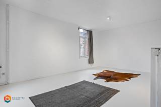 Op een goede locatie nabij het centrum van Mechelen bevindt zich dit ruim 3 slaapkamer duplex-appartement. U bevindt zich hier op wandelafstand...