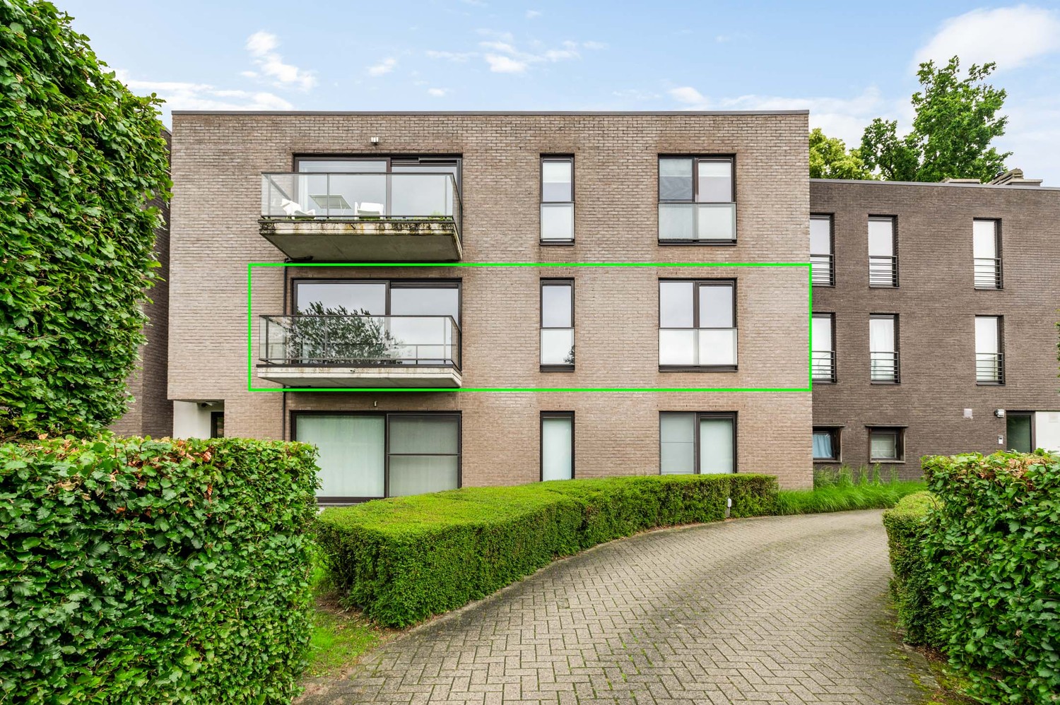 Ruim appartement met zonnig terras en garagebox op toplocatie in Wijnegem! - foto 1