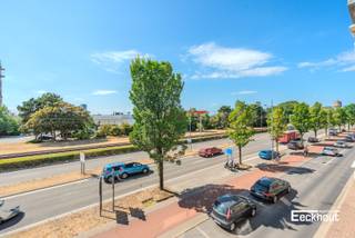 Dit appartement is gelegen op de tweede verdieping van een kleine residentie in de Vuurtorenwijk. Het gebouw ligt op wandelafstand van bus- en tramhaltes, diverse winkels en horecazaken en op enkele passen van de Spuikom en de Oosteroever.<br />Het appartement is ingedeeld als volgt:<br />inkomhal met inbraakveilige en brandwerende voordeur, woonkamer met open zicht, aparte, ingerichte keuken met aansluitend balkon, 2 volwaardige slaapkamers, berging en badkamer met toilet, lavabo en douche.<br />In het gebouw is er een private kelderberging aanwezig, alsook een gemeenschappelijke fietsenberging!<br />De voorbije jaren werden reeds verschillende renovaties uitgevoerd aan het gebouw: zo werd het dak vernieuwd en geïsoleerd in 2020, werd de zijgevel geïsoleerd in 2025 en werd het parlofoniesysteem vernieuwd dit jaar.<br />Kom de vele troeven van dit appartement ontdekken en vraag snel uw bezoek aan!