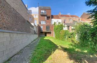 <p>Cet appartement duplex prêt à emménager à Heverlee offre une belle combinaison d’espace, de confort et d’extérieurs agréables. Avec 2 chambres, une grande terrasse ensoleillée et un certificat de performance énergétique avec label A, cet appartement situé sur la Naamsesteenweg répond aux attentes de celles et ceux qui souhaitent profiter d’un logement confortable et économe en énergie.</p><p>Vous entrez dans le logement par un hall accueillant et fonctionnel. Celui-ci dispose d’un vestiaire ainsi que d’une toilette séparée, offrant une arrivée pratique et soignée. Le hall mène ensuite vers le spacieux séjour avec espace repas. Ses beaux volumes permettent d’aménager facilement un coin salon convivial ainsi qu’un espace repas agréable pour le quotidien.</p><p>La cuisine équipée s’intègre naturellement à l’espace de vie et offre une configuration pratique pour les activités quotidiennes. Une buanderie attenante permet de ranger facilement les provisions et les différents équipements du quotidien. Depuis la cuisine, vous bénéficiez également d’un accès direct à la grande terrasse ensoleillée. Cet espace extérieur prolonge naturellement la pièce de vie et constitue un endroit agréable pour prendre un repas, vous détendre ou profiter des beaux jours.</p><p>À l’étage se trouvent la salle de bains et les chambres. La salle de bains dispose d’une baignoire. L’appartement compte 2 chambres, offrant la possibilité d’aménager une chambre principale ainsi qu’une seconde pièce selon vos besoins, par exemple comme chambre d’amis, bureau ou espace de loisirs. L’une des chambres bénéficie en outre d’une terrasse privative, un atout supplémentaire qui apporte davantage de confort.</p><p>Les différents espaces extérieurs donnent à cet appartement duplex à Heverlee une atmosphère particulièrement agréable. La grande terrasse ensoleillée invite à profiter pleinement de l’extérieur, tandis que la terrasse privative attenante à l’une des chambres offre un espace supplémentaire pour prendre l’air en toute tranquillité.</p><p>Sur le plan énergétique, le logement présente également un atout important. Il dispose d’un certificat de performance énergétique avec label A, ce qui contribue à un habitat confortable et économe en énergie.</p><p>Situé sur la Naamsesteenweg à Heverlee, l’appartement bénéficie d’un environnement pratique et d’un agréable cadre résidentiel. Le loyer s’élève à 1 195 euros par mois, auquel s’ajoute une provision de 50 euros par mois pour les charges communes.</p><p>Si vous recherchez un appartement duplex prêt à emménager avec 2 chambres, de beaux espaces de vie, une terrasse ensoleillée et une excellente performance énergétique, ce logement mérite votre attention. Contactez-nous pour organiser une visite.</p>