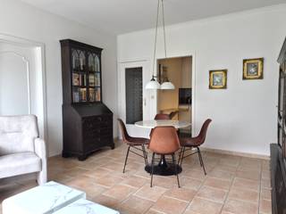 Ruim 1-slaapkamer appartement met <u><strong>lateraal zeezicht</strong></u> te koop. Dit <u><strong>gerenoveerd appartement</strong></u> is centraal gelegen in Oostduinkerke-Bad op het 4de verdiep van de residentie Byblos.<br />Indeling: Inkom, woonkamer, keuken, badkamer met douche en wasplaats, ruime slaapkamer voorzien van inbouwkasten en een kelderberging. De woonkamer en slaapkamer geven allebei uit op het <u><strong>zuid-west gericht terras</strong></u> van waar u kunt genieten van de middagzon en zicht op zee.