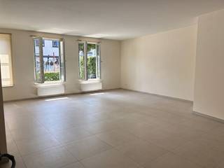 <p><span>Recent gelijkvloers appartement in het centrum van 's-Gravenwezel</span></p><p><span> </span></p><p><span>* Indeling: inkom met ingemaakte vestiairekast, ruime living op mooie tegelvloer, open keuken, nachthal met apart toilet, berging / CV-ruimte, 1 ruime slaapkamer, douchekamer met lavabo, terras.</span></p><p><span> </span></p><p><span>- CV op gas, ventilatiesysteem</span></p><p><span>- terras</span></p><p><span>- beschikbaar vanaf 1/10/2026 of vroeger in overleg</span></p><p><span>- gemeenschappelijke kosten: €15 / maand</span></p><p><span> </span></p>
