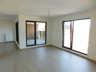 Modern en energiezuinig appartement (92 m²) met terras en garage – Instapklaar!<br />Op de 4de en bovenste verdieping van een recent gebouw (bereikbaar via lift én trap) bevindt zich dit ruime en lichtrijke appartement met een bewoonbare oppervlakte van 92 m².<br />Indeling:<br />Inkomhal met apart gastentoilet<br />Zonnige leefruimte met veel natuurlijke lichtinval<br />Volledig uitgeruste eetkeuken met koelkast, vaatwasser, kookplaat met dampkap en combi-oven<br />Praktische berging/wasplaats aansluitend aan de keuken<br />Badkamer met comfortabele inloopdouche<br />Groot overdekt terras van 13 m²<br />Extra troeven:<br />Ondergrondse parkeerplaats inbegrepen<br />Privatieve kelderberging<br />Gemeenschappelijke fietsenstalling met plaats voor 2 fietsen<br />Energiezuinig (EPC-label A)<br />Elektriciteit volledig goedgekeurd<br /><br />Dit instapklare appartement combineert comfort, ruimte en duurzaamheid. Ideaal voor wie op zoek is naar modern wooncomfort op een rustige en goed bereikbare locatie.