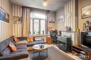 <p><span>Welkom bij deze karaktervolle woning vlakbij het centrum Zwevegem. Dit te renoveren huis combineert authentieke charm met functionele mogelijkheden en biedt ruimte voor een groeiend gezin of voor wie op zoek is naar een solide basis voor toekomstige projecten.</span></p><p><span> </span></p><p><span>Het pand beschikt over een ruime bewoonbare oppervlakte en met 3 slaapkamers en 1 badkamer. De ligging in een rustige woonstraat geeft deze eigendom veel karakter, terwijl de afwisseling tussen traditionele bakstenen gevel en moderne interieurelementen het unieke karakter benadrukt.</span></p><p><span> </span></p><p><span>Op de begane grond vindt u ruime woonruimtes met natuurlijk licht dankzij de grote ramen. De inrichting toont een living- en eetkamer met klassieke afwerking, perfect geschikt voor dagelijks wonen en voor het ontvangen van gasten. De keuken is ruim en voorzien van basische maar functionele afstellingen. </span></p><p><span> </span></p><p><span>De eerste verdieping herbergt meerdere slaapkamers, waaronder een masterbedroom met ramen die uitzicht bieden op de omgeving. De badkamer is op het gelijkvloers en voorzien van essentiële sanitair en biedt comfortabele dagelijkse faciliteiten.</span></p><p><span> </span></p><p><span>Dit pand biedt daarnaast toegang tot een volle garage, ideaal voor opberging en bescherming van voertuigen. De buitenruimte rond de woning biedt mogelijkheden voor groen en verdere personalisering.</span></p><p><span> </span></p><p><span>Dit huis vormt een interessante investering voor degenen die een stabiele woonplek zoeken met mogelijkheden voor verdere uitbouw en verbetering. De ligging in Zwevegem biedt gemakkelijke toegang tot lokale voorzieningen en verkeersroutes. Voor iemand die een renovatie van een mooie herenwoning ziet zitten is dit een fantastisch project. Heb je interesse? Maak snel een afspraak op 056/96.08.00 of mail naar info@property-vastgoed.be</span></p>