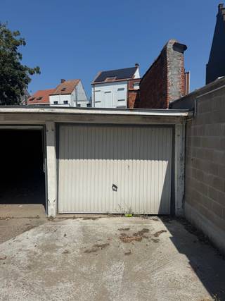 Op zoek naar een autostaanplaats in het centrum van Sint-Niklaas? Dan is dit misschien wel iets voor u. <br /><br />Ter hoogte van Kalkstraat nummer 1 bevindt zich de inrit van een achterliggend garagecomplex. Hier vind u ook deze garagebox terug. <br /><br />Interesse? Bel voor info of een vrijblijvend bezoek naar 0476 21 35 46 of mail naar laurens@claves.be .