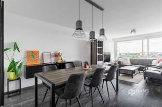 <p><span>Wonen op de Plantin en Moretuslei betekent genieten van het beste van twee werelden: de lokale handelszaken van Borgerhout aan de ene kant, en de gezellige horeca en charme van Zurenborg aan de andere. Dankzij de centrale ligging bereik je vlot het stadscentrum, de snelweg en verschillende verbindingswegen. Ook het Centraal Station, Berchem-Station en tal van openbare vervoersmogelijkheden bevinden zich vlakbij. </span></p><p><span> </span></p><p><span>Het appartement bevindt zich op de dertiende verdieping van een verzorgd gebouw met veertien verdiepingen, waarvan het dak geïsoleerd werd. </span><span>De vaste kosten bedragen ca. €280/maand en omvatten onder andere water en verwarming op stookolie. </span><span>Het appartement is netjes onderhouden en behaalt een gunstige EPC-score B, waardoor je hier zonder zorgen je intrek kan nemen.</span></p><p><span> </span></p><p><span>Je komt binnen in de open inkomhal met praktische vestiairekast. Vooraan bevindt zich de lichtrijke woonkamer van 33 m² met aansluitend de aparte keuken van 8 m², voorzien van alle modern comfort. Via een schuifdeur heb je toegang tot het zuidgerichte terras van 10 m², waar je geniet van een uniek panoramisch zicht over de stad en omgeving. Centraal in het appartement bevindt zich de badkamer (6 m²), uitgerust met een hoekbad/douche en dubbele lavabo. Het toilet is apart. De twee volwaardige slaapkamers van 12 m² en 17 m² liggen aan de rustige achterzijde van het gebouw. </span></p><p><span> </span></p><p><span>Ben je op zoek naar een instapklaar appartement met een adembenemend uitzicht? Mis deze kans niet! Bruikbare vloeropp. 95 m² – ref.: bruto vloeropp. EPC-certificaat. Voor meer info of een gratis schatting surf naar </span><span><span>www.hansimmo.be</span></span></p><p><span> </span></p>