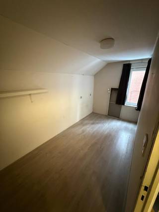 Studio met daaronder een grote polyvalente ruimte waar eventueel meerdere slaapkamers zijn te maken.