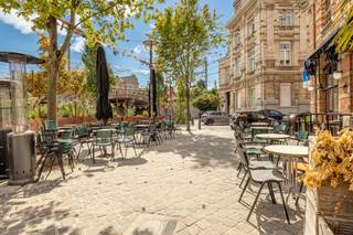 De Arendstraat bevindt zich in het populaire Zurenborg, een geliefde Antwerpse stadswijk gekend om haar karaktervolle architectuur, gezellige pleinen, horeca en levendige sfeer. De Draakplaats en de bekende Dageraadplaats bevinden zich vlakbij. Daarnaast zijn winkels, scholen, openbaar vervoer en het stadscentrum vlot bereikbaar.<br /><br />Het gebouw met deze prachtige eclectische gevel omvat 3 zelfstandige appartementen, die momenteel allemaal verhuurd zijn. <br /><br />De verhuureenheden zorgen samen voor een maandelijkse huuropbrengst van € 2.480