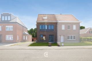 Welkom in deze gerenoveerde 3-gevel in Asse! Dit charmante gezinshuis biedt u alles wat u nodig heeft voor een comfortabel leven.De woning beschikt over een uitstekende indeling met 4 ruime slaapkamers, ideaal voor een gezin of als kantoor- en hobbykamers. Met een totale woonoppervlakte van 185 m² en een grondoppervlak van 465 m², hebt u voldoende ruimte en groeimogelijkheden. Het huis beschikt ook over een praktische garage voor het veilig stallen van uw wagen, fietsen en andere spullen.Binnenin vindt u met een moderne, lichte leefruimte met veel natuurlijk licht door grote ramen en deuren die uitkomen op het terras. De moderne keuken met ingebouwde apparatuur perfect is om lekkere maaltijden klaar te maken voor het hele gezin. Op de eerste verdieping bevinden zich drie ruime slaapkamers en een modern ingerichte badkamer. Aan ruimte geen gebrek. Als kers op de taart, werd de zolderverdieping volledig gerenoveerd en kan gebruikt worden als vierde slaapkamer, of als master bedroom. Buiten geniet u van een prachtige, zuid gerichte, tuin waar kinderen zonder zorgen kunnen spelen. Zeer goede ligging in een rustige buurt in Asse. Dit is een geweldige kans voor wie op zoek is naar een woning met veel mogelijkheden en comfort. Maak van deze woning uw nieuwe thuis!