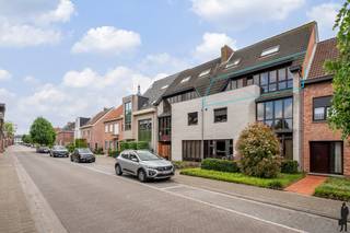 Instapklaar en<strong> energiezuinig</strong> appartement op toplocatie in Hoogstraten.<br /><br />Langs de inkomhal met gastentoilet betreden we dit verzorgde en lichtrijke appartement. De ruime leefkamer vormt het hart van de woning en sluit naadloos aan op de open leefkeuken, ideaal voor wie houdt van gezellig koken en samenzijn. Aangrenzend bevindt zich een praktische berging voor extra opslagruimte.<br /><br />Het slaapgedeelte is toegankelijk via de living en biedt <strong>twee comfortabele slaapkamers</strong> van respectievelijk 12 m² en 10 m². De grootste slaapkamer geeft bovendien uit op een gezellig terrass, perfect om even tot rust te komen. De recent vernieuwde badkamer is uitgerust met een ligbad/douche en een dubbele lavabo, afgewerkt met moderne materialen en oog voor detail.<br /><br /><span>Troeven van dit appartement:</span><br /><br />Inclusief garage<br />Energiezuinig en onderhoudsvriendelijk<br />Vernieuwde badkamer<br />Gelegen op een absolute toplocatie<br />Ideaal voor starters of investeerders<br /><br />Kortom, een comfortabel en praktisch appartement met een doordachte indeling, hedendaagse afwerking en uitstekende ligging. Mis deze kans niet en plan vandaag nog je bezoek!