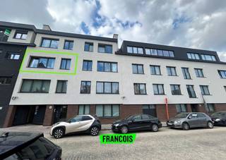 Op een uitstekende locatie in Bevegem, vlak bij de kerk, bevindt zich dit instapklare appartement. Dankzij de centrale ligging geniet u hier van alle dagelijkse voorzieningen binnen handbereik. Scholen, winkels, openbaar vervoer en het station bevinden zich op wandelafstand, terwijl u vanuit het appartement uitkijkt op een gezellige speeltuin en een aangename woonomgeving.<br /><br />Het appartement is gelegen in een verzorgde residentie met lift en biedt een comfortabele indeling. Via de inkomhal bereikt u de lichtrijke leefruimte, die voldoende plaats biedt voor een gezellige zit- en eetruimte. De volledig uitgeruste keuken sluit hier mooi op aan en beschikt over alle nodige comfort voor dagelijks gebruik.<br /><br />Verder beschikt het appartement over twee volwaardige slaapkamers, een afzonderlijk gastentoilet en een badkamer. Dankzij de praktische indeling is dit appartement ideaal voor koppels, kleine gezinnen of alleenstaanden die op zoek zijn naar een comfortabele woonst op een centrale ligging.<br /><br />Naast de woonruimte beschikt u bovendien over een ruime private kelderberging, ideaal voor extra stockage. Fietsen kunnen veilig gestald worden in de gemeenschappelijke fietsenberging van het gebouw.<br /><br />De gemeenschappelijke kosten bedragen 70,00 EUR/maand.<br /><br />Het appartement is beschikbaar vanaf 01/09/2026. Heeft u interesse in dit centraal gelegen appartement in Bevegem? Dien dan eenvoudig uw online bezoekaanvraag in via de website, wij nemen vervolgens contact met u op om een bezoekmoment in te plannen.<br /><br />