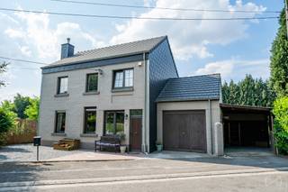 <div>
<div>
<section>
<div>
<div>
<div>
<div>
<div>
<div>
<p>We Invest Hesbaye biedt u deze charmante vrijstaande woning aan, een echte topper, gelegen in een rustige doodlopende straat!</p>
<p><strong>Indeling:</strong></p>
<p><strong>Gelijkvloers:</strong> inkomhal, woonkamer van 31,7 m², eetkamer van 17 m², volledig uitgeruste keuken met toegang tot de tuin, apart toilet, wasruimte, bijkeuken en garage.</p>
<p><strong>Eerste verdieping:</strong> nachthal, drie slaapkamers van 11,9 m², 8,9 m² en 8,5 m², badkamer met ligbad, toilet en wastafel, evenals een zolder van 18,3 m² boven de garage.</p>
<p><strong>Tweede verdieping:</strong> ruime vierde slaapkamer van bijna 26 m².</p>
<p><strong>Buiten:</strong></p>
<p>De woning beschikt over een aangelegde en volledig omheinde tuin achteraan zonder inkijk, evenals een overdekt terras, ideaal om nog langer van de zomeravonden te genieten.</p>
<p><strong>Technische kenmerken:</strong></p>
<p>PVC-ramen met dubbele beglazing, geïsoleerd dak, centrale verwarming op stookolie met Saint-Roch-ketel, elektrische boiler van 300 liter, conforme tweevoudige elektrische installatie en aansluiting op de riolering.</p>
<p><strong>EPC:</strong> Energieklasse D – Energieverbruik: 58.265 kWh/jaar – 274 kWh/m²/jaar<br />Rapportnummer: 20171016000784</p>
<p>Bod onder voorbehoud van aanvaarding door de eigenaars.</p>
<p>Zin om deze woning te bezoeken?</p>
<p>📞 0499/19.26.45<br />✉️ felicien.ponzoda@weinvest.be</p>
<p>Neem rechtstreeks contact met ons op om andere exclusieve opportuniteiten te ontvangen!</p>
<p>Wij begeleiden u bij uw aankoop- of investeringsproject, evenals bij de verkoop van uw eigendom.</p>
<p><strong>GRATIS en VRIJBLIJVENDE waardebepaling</strong> van uw woning door uw expert: 0499/19.26.45.</p>
</div>
</div>
</div>
</div>
</div>
</div>
</section>
</div>
</div>