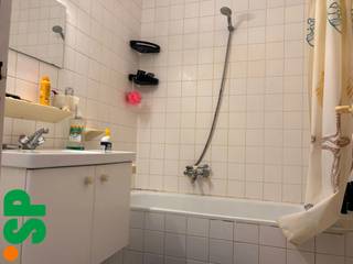 Tweeslaapkamer appartement (eerste verdieping) met vlotte verbinding naar het station en centrum van Turnhout.<br /><br />Appartement heeft de volgende indeling: inkomhall met (tegels; 2m²) en gastentoilet (tegels), ruime woonkamer (blokjesparket; 31m²) en keuken is geïnstalleerd met dubbele spoelbak, kasten en dampkap (tegels; 6m²), verder hebben we nog een bergruimte (tegels, 2m² en wasmachine-aansluiting). De badkamer is ingericht met enkele lavabo met meubel en bad met douchemogelijkheid (tegels; 4m²), 2 ruime slaapkamers (blokjesparket; 13m² en 12 m² ). Via één slaapkamer en de woonkamer is er toegang tot de balkons. <br /><br />- CV = aardgas <br />- EPC = 105 kWh/m²<br /><br />Voor bijkomende inlichtingen of een bezoek ter plaatse kan u steeds vrijblijvend contact opnemen met Immo SP op het nummer 014/59.10.20. of via info@immosp.be