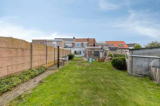 We betreden de woning via de inkomhal (ca. 9m²), de authentieke tegelvloer trekt meteen de aandacht.<br />De aanpalende garage is voorzien van een automatische poort en voldoende ruimte om fietsen te stallen.<br /><br />De tijdloos gerenoveerde keuken (ca. 20m²) is voorzien van alle comfort zoals: inductiekookvuur met afzuigsysteem, vaatwas, ijskast, diepvries, microgolfoven en oven. Fijn ontbijten doe je aan de ontbijttoog. Verder is er voldoende kastruimte voorzien.<br /><br />Achter de keuken vinden we de (was)berging terug. Verder is hier een apart toilet, zijn er enkele ingemaakte kasten en een afgietbak voorzien.<br />Lopen we nog een stukje door vinden we nog een extra troef, nog een extra ruimte die je kan gebruiken als berging/hobbyruimte/atelier.<br /><br />In de leefruimte op prachtige parketvloer (ca. 35m²) is het heerlijk vertoeven. Gezellig bijwarmen doe je met de pelletkachel. De grote raampartijen zorgen voor een fijne connectie met de tuin.<br /><br />Op de eerste verdieping vinden we momenteel 2 slaapkamers terug (ca. 16m² - 10m²).<br />De ruime dressing (ca .10m²) met ingemaakte kasten kan makkelijk omgetoverd worden tot een volwaardige derde slaapkamer.<br /><br />De ruime badkamer (ca. 10m²) biedt ruimte voor een inloopdouche, toilet, ingemaakte kasten, enkel wandmeubel en handdoekdroger.<br /><br /><br />Diversen:<br />- Overal rolluiken<br />- Aparte koer voor vuilbakken<br />- Voldoende bergruimte<br />- Bergzolder met vlizotrap<br />- Volledig omheinde tuin met vrij zicht achteraan<br />- Poortje naar achtergelegen weide waardoor je makkelijk de straat bereikt<br />- Gezellig terras<br />- Centrale verwarming op stookolie<br /><br />(ver-)Kopen of (ver-)huren in Kalmthout, Essen en omstreken?<br />Met vragen kan u altijd bij ons terecht! <br />Dewaele Vastgoed Kalmthout<br />Dewaele vastgoed met advies.<br /><br /><br />De eigendom wordt aangeboden via de Pre-sale formule. Op 10/10/2026 tussen 10:00 en 14:00 kan u het huis op afspraak komen bezichtigen en een bod uitbrengen. De vermelde prijs is een instelprijs. Voor meer info, gelieve contact op te nemen met de dossierverantwoordelijke.<br /><br />Dit pand is onderworpen aan de renovatieverplichting van de Vlaamse overheid voor residentiële gebouwen (behoudens bij sloop binnen 5 jaar na de aankoop). Consulteer voor meer informatie de website van het Vlaams Energie- en Klimaatagentschap via https://www.vlaanderen.be/een-woning-kopen/renovatieverplichting-voor-residentiele-gebouwen<br /><br />Bestuursmaatregelen in het maatregelenregister: nee