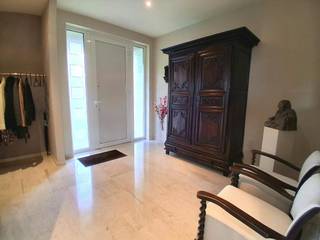This spacious villa is quietly located in a rural area and enjoys excellent accessibility thanks to its smooth connecting roads. In addition, AZ Delta and various stores are nearby. With up to six bedrooms and spacious outdoor facilities, this is an ideal family home.<br /><br />Through the spacious entrance hall, you enter the bright living room with a cozy sitting area and separate dining area. Adjoining is the spacious kitchen, equipped with the necessary appliances. On the ground floor, there are three full bedrooms, two of which have parquet flooring, and a bathroom with a bath, walk-in shower and toilet.<br /><br />The house also has a practical storage room, basement and spacious indoor garage. Outside, there is a carport and parking for up to five additional cars. All windows have electric shutters.<br /><br />On the first floor, there are three extra large bedrooms, a separate toilet and a spacious attic that offers additional options.<br /><br />You can also enjoy many advantages outdoors. The large south-facing garden has a pond and offers plenty of space for a vegetable garden. In addition, there are two rainwater wells of 10,000 litres each.<br /><br />The house also has 3.3 kW solar panels, whose green certificates run until 2034.<br /><br />You can consult Dewaele DIY's general terms and conditions at any time via dewaele.com<br /><br />Register of measures: pending