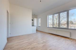 <p><span>Dit </span><span>instapklare appartement </span><span>staat te koop in de </span><span>Dennenlaan </span><span>in Wilrijk. Op wandelafstand vinden we het </span><span>centrum van Wilrijk</span><span>, </span><span>Park Den Brandt</span><span>, het Middelheim, verschillende winkels en scholen alsook het openbaar vervoer.</span></p><p><span> </span></p><p><span>Het appartement is gelegen op de tweede verdieping van een </span><span>kleinschalig gebouw</span><span> met slechts 4 appartementen. Het gelijkvloerse appartement heeft een oppervlakte van zo'n 65m² met een </span><span>zonnige terras </span><span>(4m²). Bovendien onderging het volledige gebouw in 2024 een opfrissing. </span></p><p><span> </span></p><p><span>Indeling </span></p><p><span>- gelegen op de tweede verdieping (geen lift)</span></p><p><span>- inkomhal</span></p><p><span>- apart toilet</span></p><p><span>- woonkamer en eetkamer</span></p><p><span>- open geïnstalleerde keuken</span></p><p><span>- slaapkamer 1 (13m²)</span></p><p><span>- slaapkamer 2 (11m²) met aansluitend de badkamer met douche en lavabo</span></p><p><span>- terras (4m²)</span></p><p><span>- privatieve kelder</span></p><p><span> </span></p><p><span>Algemeen gebouw</span></p><p><span>- aparte nutsvoorzieningen</span></p><p><span>- vernieuwd dak met isolatie</span></p><p><span> </span></p><p><span>Troeven</span></p><p><span>- top ligging in Wilrijk</span></p><p><span>- veel lichtinval</span></p><p><span>- conforme elektriciteit</span></p><p><span>- nieuwe CV-ketel</span></p><p><span> </span></p><p><span>Ben jij geïnteresseerd in dit appartement te koop in Wilrijk, ben je op zoek naar ander vastgoed of wens je de waarde van jouw eigendom te kennen? Dan ben je bij BOLT immo aan het juiste adres! Wij helpen jou graag verder.</span><span> </span></p>