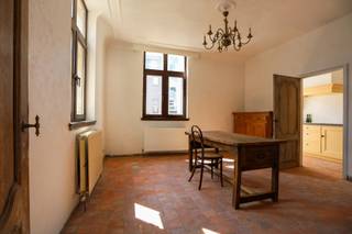 Charmante 18de-eeuwse woning met een perfecte mix van authenticiteit en hedendaags comfort.<br /><br />Deze karaktervolle woning beschikt over een gezellige leefruimte en eetkamer met telkens een prachtige schouw, een nieuwe uitgeruste keuken, een gezellige veranda, een gastentoilet en een wasberging.<br /><br />Op de 1ste verdieping bevinden zich 2 zeer ruime slaapkamers en een badkamer met dubbele wastafel, bad en toilet.<br /><br />De zolder biedt tal van mogelijkheden en kan ingericht worden tot meerdere extra slaapkamers. Daarnaast is er een grote kelder aanwezig.<br /><br />Buiten geniet je van een privatieve oprit en een zuidgeoriënteerde tuin.<br /><br />Benieuwd naar deze karaktervolle woning? Wij leiden je graag rond!