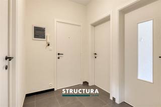 Dit volledig gerenoveerde appartement van ca. 75 m² bevindt zich op de eerste verdieping van een kleinschalig gebouw zonder lift, in het centrum van Strombeek-Bever. Dankzij de verzorgde en instapklare afwerking, het gunstige EPC-label C en de centrale ligging vormt dit appartement een interessante opportuniteit voor zowel eigen bewoning als investering. Bovendien is het appartement vrij bij akte.IndelingHet appartement beschikt over een inkomhal die toegang geeft tot de verschillende ruimtes. De ruime woonkamer sluit aan op de volledig geïsntalleerde keuken. Verder zijn er twee kamers, een badkamer met douche en een veranda met toegang tot de tuin. Exterieur: Mooie, privatieve tuin. Op de gelijkvloerse verdieping zijn bovendien twee privatieve kelders inbegrepen.Karakteristieken- Bewoonbare oppervlakte van ca. 75 m²- Gelegen op de eerste verdieping- Kleinschalig gebouw zonder lift- Volledig gerenoveerd en instapklaar- Twee privatieve kelders inbegrepen- Lage gemeenschappelijke kosten- Vrij bij akte- Mogelijkheid tot aankoop van een garage, met parkeermogelijkheid ervoor, aan € 30.000- Centrale ligging in Strombeek-Bever: winkels en openbaar vervoer op wandelafstandEen volledig gerenoveerd, instapklaar en energiezuinig appartement op een centrale locatie, ideaal voor wie op zoek is naar een eigen woonst of een interessante vastgoedinvestering.Interesse? Neem contact met ons op voor meer informatie of een bezoek ter plaatse via 02 460 80 46 of info@structura.be.