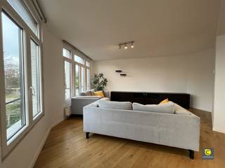 <p><span>Lichtrijk hoekappartement met 2 slaapkamers!</span></p><p><span>Dit lichtrijk hoekappartement bevindt zich op de tweede verdieping in een kleinschaliggebouw zonder lift. </span></p><p><span>Het openbaar vervoer, invalswegen, scholen, winkels, parken en sportfaciliteiten zijn in de directe omgeving van dit appartement terug te vinden.</span></p><p><span> </span></p><p><span>Het appartement is als volgt ingedeeld:</span></p><p><span> </span></p><p><span>Inkomhal & toilet:</span></p><p><span>U betreedt het appartement via de inkomhal, voorzien van een veiligheidsdeur en parlofoon.</span></p><p><span> </span></p><p><span>Woonkamer & keuken:</span></p><p><span>De woonkamer, op parketvloer, geniet van veel natuurlijke lichtinval dankzij de vele ramen en hoekligging van dit appartement. <br />Daarnaast biedt deze voldoende ruimte om zowel een volwaardig salon alsook een dito eetkamer in onder te brengen. </span></p><p><span>De half-open keuken is voorzien van alle comfort en uitgerust met een elektrisch kookvuur, dampkap, oven, koelkast en vaatwasser.</span></p><p><span> </span></p><p><span>Slaapkamers, badkamer & toilet:</span></p><p><span>Via de nachthal, die voorzien is van 2 handige bergruimtes, heeft u toegang tot beide slaapkamers. </span></p><p><span>In de grootste slaapkamer is een aparte dressing voorzien. <br />De badkamer is uitgerust met een douche en dubbele lavabo met bijhorend meubel. </span></p><p><span>Het toilet is apart ondergebracht in de nachthal.</span></p><p><span> </span></p><p><span>Dit appartement wordt gemeubeld verhuurd.</span><span><br /><br /></span></p><p><span>Huurprijs en beschikbaarheid</span><span>: </span></p><p><span>Huurprijs: €875/maand</span></p><p><span>Beschikbaar: onmiddellijk.</span></p><p><span> </span></p><p><span>Troeven:</span></p><ul><li><span>Hoekappartement</span></li><li><span>Veel lichtinval</span></li><li><span>Kleinschalig gebouw</span></li><li><span>Gemeubeld</span></li><li><span>Individuele meters</span></li><li><span>Geen gemeenschappelijke kosten </span></li><li><span>Privatieve kelderberging</span></li><li><span>Gemeenschappelijke fietsenstalling aanwezig</span></li><li><span>Gunstig EPC</span></li><li><span>Mobiscore 9/10</span></li><li><span>Onmiddellijk beschikbaar</span></li></ul><p><span> </span></p>