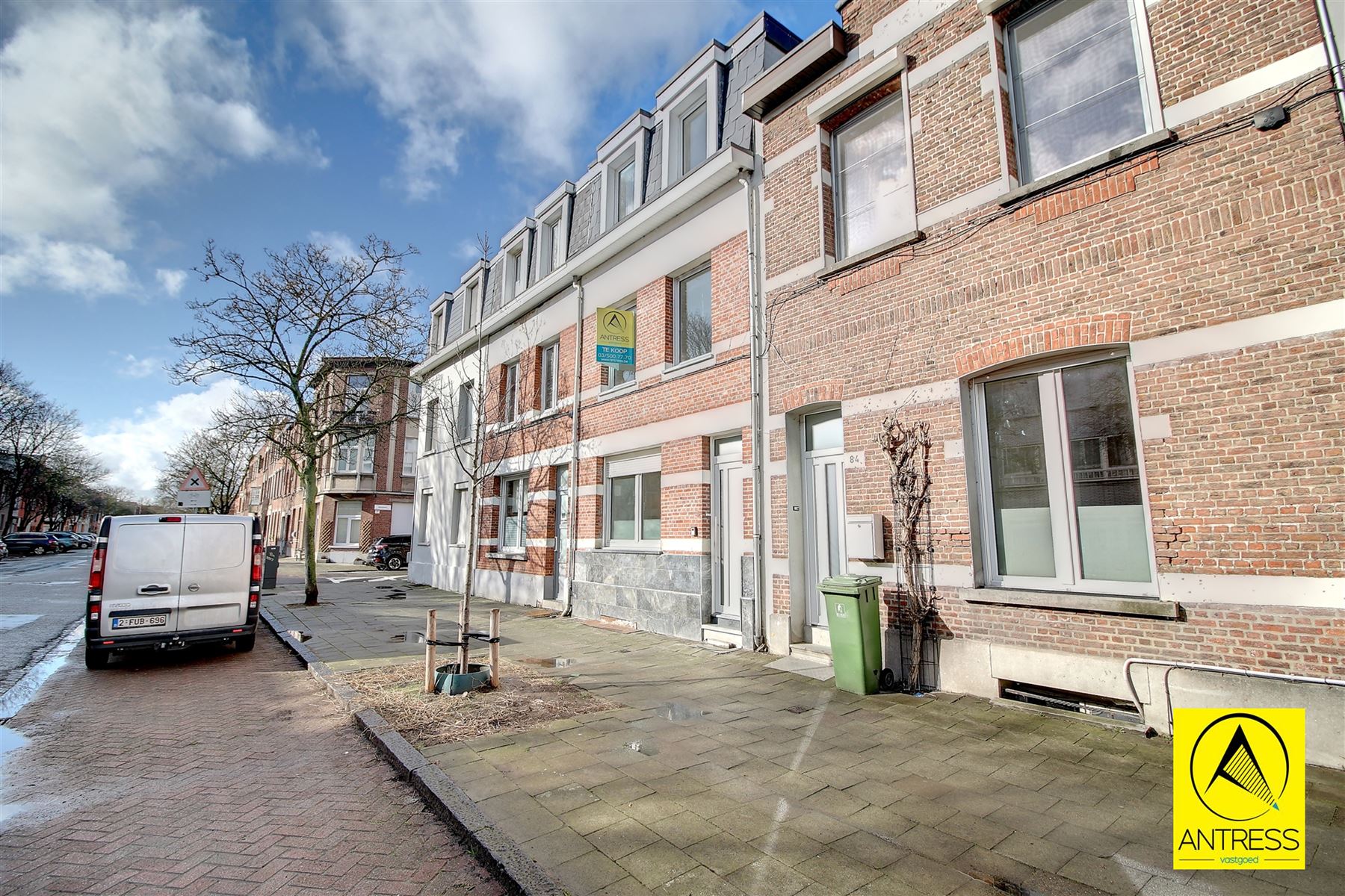 Gerenoveerde gezinswoning met 3 slaapkamers en badkamer op rustige ligging! - foto 1