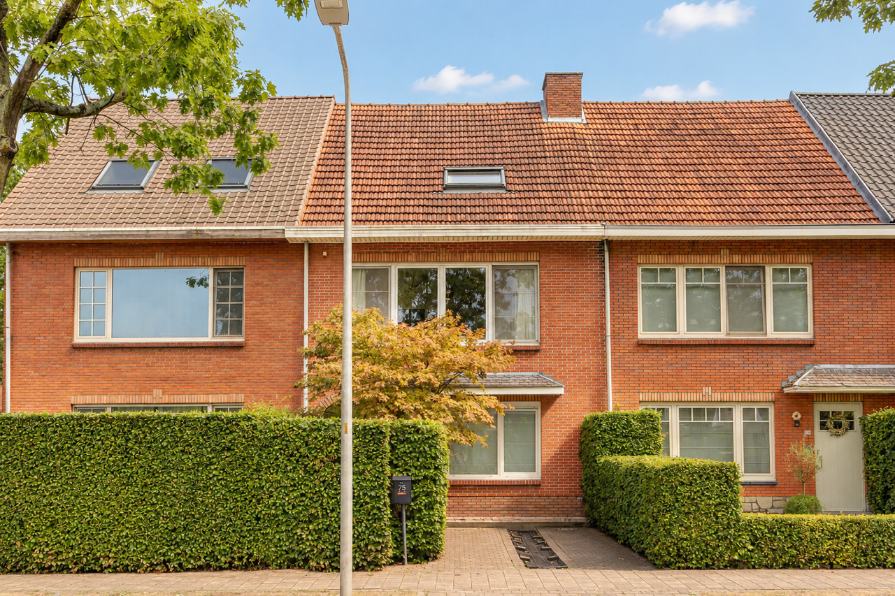 INSTAPKLARE GEZINSWONING MET 4 SLAAPKAMERS EN HEERLIJKE TUIN OP TOPLOCATIE OP DE GRENS EDEGEM/WILRIJK - foto 1