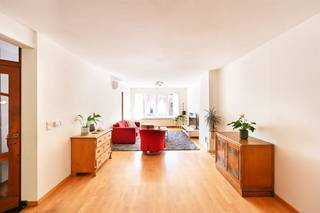 Bekijk deze woning uitgebreid op www.koosi.beDeze ruime woning met 5 slaapkamers en leuke tuin is gelegen in de Van Dijckstraat te Mortsel. Deze straat is zéér populair omdat ze rustig maar toch centraal gelegen is en alles wat je dagdagelijks nodig hebt op korte afstand te vinden is.Zowel scholen, jeugdbeweging, winkels, treinstation, tramhalte, frijthoutpark zijn gemakkelijk te voet bereikbaar.De woning is voorzien van nieuwe ramen, zonnepanelen en airco.Gelijkvloers met living, eetplaats en keukenWe betreden de woning via een ruime en lange hal met gastentoilet en komen dan terecht in de living.Vooraan op het gelijkvloers is het salon gelegen op een laminaatvloer, deze ruimte is voorzien van een airco.Achteraan is momenteel voorzien als eetplaats met daarnaast de halfopen keuken.Grenzend aan de tuin vinden we nog een aanbouw in de vorm van een halve cirkel met grote ramen die direct toegang bieden tot de leuke tuin.2 verdiepingen met 5 slaapkamers, dressing, bureau en grote badkamerAls we de trap oplopen richting 1ste verdieping vinden we centraal een grote kamer die gebruikt wordt als dressing.Achteraan, met zicht op de tuin, en verbonden met de dressing is de grote slaapkamer gelegen. Vooraan vinden we nog een kleine kamer die dienst kan doen als bureau, daarnaast ligt nog een grote slaapkamer. Ook op de eerste verdieping is achteraan een grote badkamer met bad, douche, dubbele lavabo en toilet voorzien.Op de tweede verdieping vinden we nog 3 slaapkamers, 1 grote kamer is vooraan gelegen en 2 kleinere kamers bevinden zich achteraan.Tuin, garage, kelder en omgevingDe leuke tuin achter de woning is wat op te frissen maar in deze grote tuin, waar het rustig vertoeven is, kan je de hele dag van de zon genieten.Zoals je op de foto van de gevel kan zien is de garage onder de woning gelegen, achter en naast deze grote garage is nog veel kelderruimte om materiaal en fietsen te plaatsen.De woning is voorzien van zonnepanelen en airco.