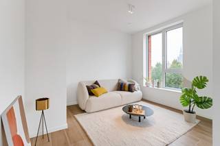 Ontdek de modelappartementen – 6% btw mogelijk (onder voorwaarden)<br />Of u nu op zoek bent naar een eigen thuis of wil investeren in vastgoed, dit project biedt interessante voordelen.<br /><br />Wonen in hartje Lier, op een steenworp van de levendige Berlarij? In Hof Berlamuze kan het. Dit eigentijdse woonproject combineert duurzaam bouwen met een rustige, autoluwe en groene omgeving.<br />Dankzij het verlaagde btw-tarief van 6% (sloop en heropbouw, onder voorwaarden) kunnen zowel particulieren die zelf verhuizen als investeerders profiteren van dit fiscaal voordeel.<br /><br />Oplevering dit najaar! De bouwwerken naderen hun finale fase en de modelappartementen staan klaar om bezocht te worden. Ervaar zelf de kwaliteitsvolle afwerking en de aangename woonbeleving.<br />Het project bestaat uit zeven kleinschalige woonvolumes rond een groen binnenplein. Het aanbod varieert van compacte 1-slaapkamerappartementen tot ruime gezinswoningen met 4 slaapkamers. Zo is er voor elk type bewoner een passende woonoplossing.<br /><br />Met de muziekschool vlakbij en het bruisende stadsleven van Lier binnen handbereik, woon je hier op een unieke plek waar natuur, water en cultuur samenkomen.<br /><br />Interesse? Aarzel dan niet ons te contacteren op 03 337 50 70 of surf naar www.vbvastgoed.be.