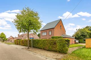 🏡 Op te frissen woning met potentieel – centraal en landelijk gelegenDeze ruime woning biedt een uitstekende kans voor wie op zoek is naar een...