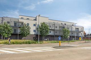 <p><strong>Leopoldsburg: appartement met terras en ondergrondse garagebox op gunstige ligging</strong></p>
<p>Dit appartement is gelegen aan de Lommelsesteenweg 4 in Leopoldsburg, op een uitstekende locatie nabij het centrum. Dankzij de nabijheid van winkels, openbaar vervoer en andere dagelijkse voorzieningen geniet u hier van een uiterst praktische woonomgeving. Bovendien bevindt u zich in een groene omgeving, wat zorgt voor een aangename combinatie van bereikbaarheid en wooncomfort.</p>
<p>Het appartement bevindt zich op de eerste verdieping en beschikt over een functionele indeling met een lichtrijke leefruimte en een aangenaam terras met vrij uitzicht. Dankzij de gunstige ligging en de ondergrondse garage vormt dit appartement een interessante opportuniteit voor zowel eigen bewoning als investering.</p>
<p><strong>INDELING:</strong></p>
<p>Eerste verdieping: inkomhal, lichtrijke woonkamer met open keuken, terras, apart toilet, badkamer en slaapkamer.</p>
<p><strong>Ondergronds:</strong> privatieve garagebox.</p>
<p><strong>TROEVEN:</strong></p>
<ul><li>Gunstige ligging op wandelafstand van dagelijkse voorzieningen</li><li>Vlakbij het centrum van Leopoldsburg</li><li>Groene omgeving met vrij uitzicht vanaf het terras</li><li>Ondergrondse garagebox</li><li>Praktische en functionele indeling</li></ul>
<p>Bent u op zoek naar een appartement op een centrale locatie met alle voorzieningen binnen handbereik? Ontdek de troeven van deze eigendom in Leopoldsburg en plan vandaag nog uw bezoek!</p>
<p><strong>JOUW DROOMAPPARTEMENT. ZO GEVONDEN!</strong></p>