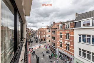 Graag stellen wij u deze moderne studentenkamer voor in het hartje van Leuven. De kamer bevindt zich in de bruisende Diestsestraat waar café's, restaurants en winkels steeds nabij zijn. Bovendien bevindt ook het station zich slechts op een steenworp afstand. De kamer, gelegen op het 4<sup>e</sup> verdiep, heeft een oppervlakte van 17 m<sup>2</sup>. Ze bestaat uit een slaapkamer met bed-frame, bureau, kleerkast en privatieve badkamer voorzien van een douche, lavabo en toilet. Elke unit beschikt tevens over zijn eigen ijskast in de kamer. De grote raampartijen dragen bij aan het zeer licht en ruimtelijk gevoel. Deze recent-gerenoveerde residentie bestaat uit 11 entiteiten en kenmerkt zich door zijn lichtrijke sfeer en kwaliteitsvolle afwerking. Op de tweede verdieping vindt u een ruime gemeenschappelijke ruimte met volledig geïnstalleerde keuken en aansluitend terras. Ideaal als investering of voor studerende kinderen! Heeft u vragen of zou u graag een bezoek inplannen? Aarzel dan niet om ons te contacteren via info@homies.be of via 016 22 82 22. HOMIÉS, an Eye for Immo. 