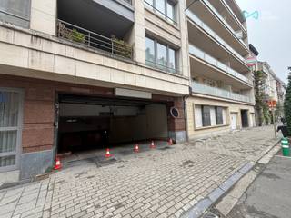 MAIL: demis.hardiquest@weinvest.be / TEL: 0493 83 73 13Gelegen op de Charleroisesteenweg 146, 1060 Brussel, is deze overdekte parkeerplaats...