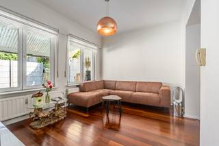 <p>Charmante halfopen woning in Strombeek-Bever met rustige ligging en vlotte verbindingen.</p><p> </p><p>Deze ruime woning uit 1934 combineert karakter met tal van mogelijkheden voor gezinnen of wie op zoek is naar extra ruimte. Dankzij de vier slaapkamers en twee badkamers is deze woning bijzonder geschikt voor kangoeroe wonen of een combinatie van wonen en werken. De rustige ligging in Strombeek-Bever zorgt voor aangenaam wooncomfort, terwijl scholen, openbaar vervoer en belangrijke invalswegen zich vlakbij bevinden. De praktische indeling biedt veel potentieel om de woning verder naar eigen smaak in te richten. Een interessante opportuniteit voor wie een ruim huis wil kopen op een goed bereikbare locatie in Vlaams-Brabant.</p><p> </p><p>Belangrijkste ruimtes:</p><p>• Ruime woonkamer met veel mogelijkheden voor een gezellige leefruimte</p><p>• Functionele keuken met aansluitend praktische circulatie</p><p>• 4 slaapkamers geschikt voor gezinnen, hobbyruimte of bureau</p><p>• 2 badkamers voor extra comfort en flexibiliteit</p><p>• Garage met handige bergruimte en parkeermogelijkheid</p><p> </p><p>Troeven:</p><p>• Rustige ligging nabij scholen, openbaar vervoer en winkels</p><p>• Ruime woning met mogelijkheid tot kangoeroe wonen</p><p>• Vlotte verbinding via nabijgelegen invalswegen</p><p> </p><p>Neem vandaag nog contact op met je makelaar voor een bezoek.</p><p> </p><p>JOUW DROOMHUIS. ZO GEVONDEN!</p>