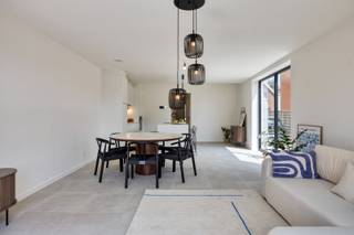 <span><span>Bent u op zoek naar een comfortabel en instapklaar appartement met een ruime tuin? Dan is dit prachtige gelijkvloerse appartement precies wat u zoekt!<br /><br />Via de inkomhal bereikt u de lichtrijke leefruimte, die dankzij de grote raampartijen een aangename verbinding vormt met het zonnige terras en de privatieve tuin van maar liefst 61 m². De volledig uitgeruste open keuken met kookeiland is voorzien van alle moderne comfort, waaronder een vitrokeramische kookplaat, dampkap, combi-oven, vaatwasser, ingebouwde koelkast en spoelbak.<br /><br />Daarnaast beschikt het appartement over een apart gastentoilet, een praktische berging met aansluitingen voor een wasmachine en droogkast, een stijlvolle badkamer met dubbele wastafel en inloopdouche, en twee ruime slaapkamers.<br /><br /><u>Troeven:</u></span></span>
<ul>
<li><span><span>Zongerichte privatieve tuin van 61 m² met terras;</span></span></li>
<li><span><span>Ruime en lichtrijke leefruimte;</span></span></li>
<li><span><span>Volledig ingerichte keuken met kookeiland;</span></span></li>
<li><span><span>Praktische berging en apart gastentoilet;</span></span></li>
<li><span><span>Eigen regenwaterput;</span></span></li>
<li><span><span>Mogelijkheid tot bijhuren van een garagebox.</span></span></li>
</ul>
<span><span>Huurprijs exclusief garage en gemeenschappelijke kosten (syndic).<br />EPB/EPC bouw nog te finaliseren. E-PEIL 6.<br /><br />Dit appartement biedt een ideale combinatie van ruimte, comfort en energiezuinig wonen, perfect voor wie op zoek is naar een rustige en kwalitatieve thuis.<br />Interesse? Neem vandaag nog contact met ons op voor meer informatie of om een bezoek in te plannen. Wij helpen u graag verder!</span></span>