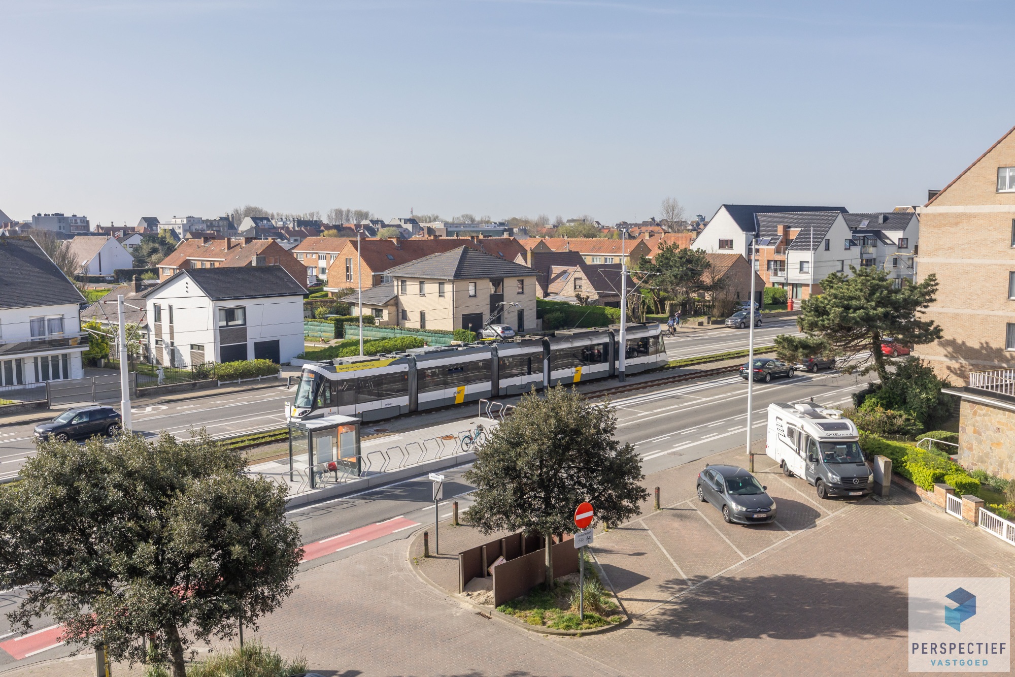 Goed gelegen ruim vernieuwd 2 slaapkamer appartement met terras en grote berging. - foto 4