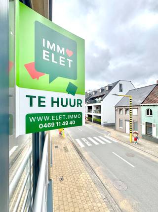 Lichtrijk appartement op de eerste verdieping van deze degelijke en rustige residentie. Volledig geschilderd en voorzien van lichtpunten; Indeling: inkom, apart toilet met handwasser; Wasberging; Ruime woonkamer met plaats voor salon en eetplaats; Uitgeruste ruime keuken met veel kastruimte; nachthal naar badkamer met douche, wastafel en ingemaakte kast; Slaapkamer 1, Slaapkamer 2 met raamdeur naar ruim terras; Via de inrit en geautomatiseerde sectionale poort kan men naar niveau -1 naar de garage die bij het appartement hoort; Garage nr 2 ligt comfortabel vlakbij ten opzichte van de algemene inrit en is voorzien van verlichting en een stopcontact; Lift in het gebouw; Kelderberging; Centrale verwarming op aardgas; Overal dubbele beglazing in kunststof; Beschikbaar: onmiddellijk; Huur Appartement en garage: 850 € + 85 € kosten gemene delen per maand exclusief elektr/gas/water/internet; Info en bezoek: info@elet.immo.