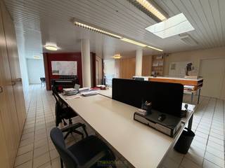 <strong>STRATEGISCH GELEGEN KANTOOR- OF PRAKTIJKRUIMTE (120M²)</strong> met hoge visibiliteit en <strong>FLEXIBELE INDELINGSMOGELIJKHEDEN</strong>, ideaal voor wie op zoek is naar een commerciële ruimte op een <strong>NABIJ DE E40 RICHTING GENT EN BRUSSEL</strong>. Deze veelzijdige ruimte biedt een <strong>FUNCTIONELE WERKOMGEVING</strong> en kan volledig naar <strong>EIGEN WENS</strong> ingericht worden, waardoor ze geschikt is voor <strong>DIVERSE PROFESSIONELE ACTIVITEITEN</strong> zoals een <strong>KANTOOR, PRAKTIJK OF DIENSTVERLENENDE ACTIVITEIT</strong>. Bij het betreden komt u in de inkomhal die toegang geeft tot een ruime <strong>OPEN WERKRUIMTE</strong>, aangevuld met een aparte keuken en toilet voor extra comfort. Een bijkomende troef is de aanwezigheid van een <strong>PUBLIEKE LAADPAAL</strong> op de parking, waarvan de <strong>OPBRENGST</strong> ten goede komt aan de huurder, evenals de <strong>INSTALLATIE VAN 17 ZONNEPANELEN</strong> die bijdragen aan een energiezuinige werking.<br />Bovendien bestaat de mogelijkheid om de <strong>BOVENVERDIEPING BIJ TE HUREN</strong>, wat extra ruimte en groeipotentieel biedt voor uw onderneming.<br /><br /><br />Adres: Stationsstraat 68 - 9450 Haaltert<br />Onmiddellijk beschikbaar<br />Huurprijs: €800/maand<br />EPC: EPC B