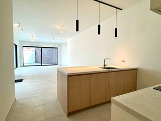 BENIEUWD? VRAAG EEN AFSPRAAK AAN VIA WWW. HILLEWAERE.BE EN KLIK OP DE RODE KNOP 'BEZOEK AANVRAGEN'.<br /><br />Dit prachtige gelijkvloerse nieuwbouwappartement van 110 m² maakt deel uit van een kleinschalig complex aan de rand van Turnhout. De gezellige Grote Markt, winkels en het openbaar vervoer bevinden zich op wandelafstand.<br /><br />Ideaal voor wie de stap wil zetten van een woning naar een appartement, zonder afscheid te nemen van comfort, ruimte en een heerlijk thuisgevoel.<br /><br />Indeling:<br />Je wordt verwelkomd in een bijzonder ruime inkomhal met voldoende plaats voor een praktische vestiaire. Van daaruit kom je in de royale woonkamer met open keuken. Hier vallen meteen twee dingen op: licht en ruimte. Dankzij het hoge plafond (3m) en de grote raampartijen geniet je van een ruimtelijk gevoel en een aangename natuurlijke lichtinval. <br /><br />Via de grote schuifpui stap je het ruime terras op. Dé plek om te genieten van een kop koffie in de ochtendzon, lange zomeravonden met vrienden of gewoon een rustig moment voor jezelf. Er is meer dan genoeg plaats voor een gezellige loungehoek, een ruime eettafel én een vleugje groen. Er is tevens een handige buitenberging om tijdens de wintermaanden tuinkussens droog te kunnen opbergen.<br /><br />De moderne keuken is stijlvol ingericht en voorzien van een inductie kookplaat, koelkast met vriesvak en vaatwasser. Er is bovendien ruimte voorzien om zelf een oven of magnetron te plaatsen.<br /><br />Verder beschikt het appartement over twee comfortabele slaapkamers, een mooie badkamer met inloopdouche, wastafel, toilet en handdoekradiator. Extra spullen? Geen probleem! De ruime was-/bergplaats biedt meer dan voldoende opbergruimte.<br /><br />Fietsen en afvalcontainers krijgen bovendien netjes hun eigen plaats in de daarvoor voorziene gemeenschappelijke ruimtes.<br /><br />Heb je ook een wagen? Dan kan je voor € 108 per maand een garagebox huren, op slechts enkele meters van het appartement.<br /><br />Bijzonderheden:<br />- Beschikbaar vanaf 1/8/2026<br />- Volledig opgeschilderd!<br />- Zonnepanelen<br />- Veel lichtspots reeds aanwezig<br />- Tot in de puntjes afgewerkt!<br />- Vloerverwarming over het gehele appartement