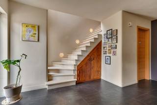 Bent u op zoek naar een ruime, energiezuinige gezinswoning op een rustige toplocatie? Dan is deze prachtige woning, gelegen aan de Proosterbosstraat 3 in Maasmechelen, absoluut een bezoek waard.<br /><br />De woning bevindt zich in een aangename, groene en kindvriendelijke woonwijk, op een uitstekende ligging nabij scholen, winkels, openbaar vervoer en belangrijke invalswegen. Hier geniet u dagelijks van de rust van een residentiële omgeving, terwijl alle voorzieningen zich op korte afstand bevinden.<br />Met een perceeloppervlakte van maar liefst 609 m² en een bewoonbare oppervlakte van 245 m² biedt deze woning een uitzonderlijk gevoel van ruimte, zowel binnen als buiten.<br /><br /><strong>Indeling</strong><br />Bij het betreden van de woning wordt u verwelkomd in een zeer ruime inkomhal met een gastentoilet. Van hieruit bereikt u de lichtrijke leefruimte, bestaande uit een eetkamer en een gezellige zithoek die desgewenst afzonderlijk kan worden afgesloten. Dankzij de grote raampartijen geniet u van een aangename lichtinval en een prachtig zicht op de tuin.<br /><br />Aansluitend bevindt zich de open, volledig uitgeruste keuken met kwalitatieve toestellen, waaronder een vaatwasser, oven, stoomoven, koelkast en inductiekookplaat. Naast de keuken vindt u een praktische berging met aansluitingen voor wasmachine en droogkast. Tevens zijn hier de technische installaties ondergebracht, waaronder de omvormer van de zonnepanelen, de thuisbatterijen en de overige technieken van de woning.<br /><br />Op de eerste verdieping bevinden zich vier slaapkamers, waarvan drie bijzonder ruime kamers. De vierde kamer wordt momenteel ingericht als bureau/dressing, maar kan eveneens perfect dienstdoen als kinderkamer of hobbyruimte.<br /><br />De badkamer is uitgerust met een inloopdouche, een ligbad, een dubbele wastafel en een tweede toilet.<br />Via een vlizotrap bereikt u de bijzonder ruime zolderverdieping. Mits het plaatsen van een vaste trap kan deze ruimte eenvoudig worden ingericht als extra slaapkamer(s), speelkamer, bureau of hobbyruimte.<br /><br /><strong>Buitenleven</strong><br />Ook buiten heeft deze woning heel wat te bieden. Vanuit de keuken heeft u toegang tot een gezellig overdekt terras waar u het hele jaar door kunt genieten. Daarnaast beschikt één van de slaapkamers op de eerste verdieping over een eigen terras.<br /><br />De volledig omheinde tuin is een echte groene oase en biedt optimale privacy. Dankzij het automatische sproeisysteem blijft het gazon het hele jaar door mooi onderhouden.<br />Absolute blikvanger is het verwarmde zwembad van 5 x 3 meter, uitgerust met een warmtepomp, automatisch pH- en chloordoseersysteem en een filtersysteem. Achter het zwembad bevindt zich bovendien een sfeervol poolhouse, ideaal om tijdens de zomermaanden heerlijk te ontspannen of gasten te ontvangen.<br />Verder beschikt de woning over een ruime garage met elektrische sectionaalpoort en voldoende parkeergelegenheid.<br /><br /><strong>Troeven</strong>
<ul>
<li>Rustige en residentiële ligging in een groene buurt</li>
<li>Nabij scholen, winkels, openbaar vervoer en invalswegen</li>
<li>Perceel van 609 m²</li>
<li>Airco's (verwarmen/verkoelen)</li>
<li>Bewoonbare oppervlakte van 245 m²</li>
<li>4 slaapkamers</li>
<li>Mogelijkheid tot extra kamers op de zolder</li>
<li>Volledig uitgeruste keuken</li>
<li>Zonnepanelen en thuisbatterijen</li>
<li>Verwarmd zwembad met automatische waterbehandeling</li>
<li>Poolhouse</li>
<li>Sproeisysteem</li>
<li>Overdekt terras én terras op de verdieping</li>
<li>Volledig omheinde tuin met sproei-installatie</li>
<li>Ruime garage met elektrische poort<br /> </li>
</ul>
Deze instapklare woning combineert ruimte, comfort, energiezuinigheid en een uitstekende ligging. De ideale thuis voor gezinnen die op zoek zijn naar kwalitatief wonen in een rustige omgeving met alle voorzieningen binnen handbereik.<br /><br /><strong>Spreekt deze prachtige woning jou aan, aarzel dan zeker niet voor een bezichtiging in te plannen:<br />Tel.: 0032 (0) 485 97 49 28<br />E-mail: info@co-realestate.be</strong>
