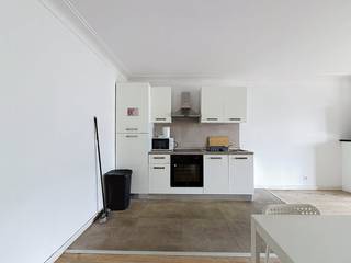 Dit instapklare huurappartement op een levendige locatie in Deurne garant staat voor een uiterst aangename woonervaring. Dankzij de centrale ligging aan de Bisschoppenhoflaan bevinden winkels en openbaar vervoer zich op een boogscheut. De woning kan zowel gemeubileerd als ongemeubileerd gehuurd worden, wat een maximale flexibiliteit biedt.<br /><br />Indeling vierde verdieping met lift:<br /><br />-Leefruimte (29 m²): Lichtrijke woonkamer met een keuken uitgerust met koelkast, diepvriezer, oven, kookplaat en een enkele spoelbak.<br />-Slaapkamer 1 (15 m²): Volwaardige hoofdslaapkamer met ruime plaats voor een groot bed en kledingkasten.<br />-Slaapkamer 2 (8 m²): Tweede kamer, uiterst geschikt als kinder-, gasten- of werkruimte.<br />-Slaapkamer 3 (7 m²): Derde kamer met tal van invulmogelijkheden.<br />-Badkamer (3 m²): Practicale badkamer met een douche, een enkele wastafel en aansluitingen voor een wasmachine en droogkast.<br />-Toilet: Apart toilet.<br />-Terras (6 m²): Aangenaam terras aan de rustige achterzijde om fijn buiten te vertoeven.<br /><br />Bijzonderheden:<br /><br />-Onmiddellijk beschikbaar voor verhuur<br />-Flexibele huuropties (beide opties: gemeubileerd of ongemeubileerd)<br />-Mogelijkheid tot het huren van een autostaanplaats achteraan het gebouw<br />-EPC F<br />-Maandelijkse gemeenschappelijke kosten bedragen 150 euro (inclusief water en gas)