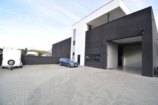 KMO-unit/ magazijn van 200 m² + kantoorruimte met sanitair en 3 autostaanplaatsen. Het magazijn is geïsoleerd en is voorzien van een...