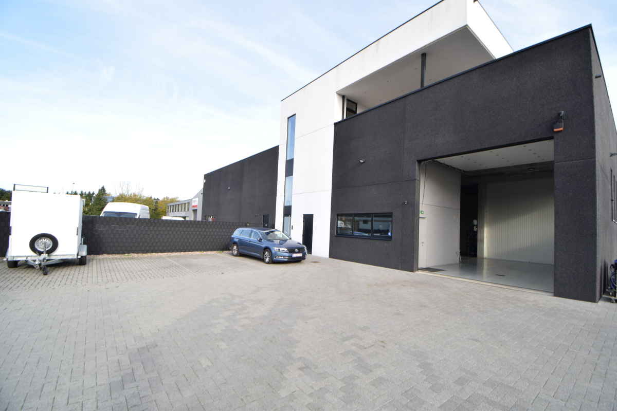 KMO-unit/ magazijn van 200 m² + kantoorruimte met sanitair en 3 autostaanplaatsen.   - foto 1