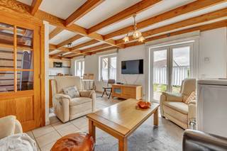 <p>Deze <strong>charmante, vrijstaande vakantiewoning</strong> bevindt zich in <strong>het populaire vakantiepark Fabiola in Wenduine</strong>, een toplocatie aan de Belgische kust. Op slechts 200 meter van het strand en de duinen geniet je hier van rust én nabijheid van zee en natuur. De vakantiewoning is praktisch ingedeeld en biedt alle comfort. Op het gelijkvloers vind je een inkomhal met gastentoilet, een badkamer met ligbad en een tweede toilet en <strong>één slaapkamer</strong>, ideaal voor wie alles op één niveau wenst. De <strong>lichtrijke leefruimte met open keuken</strong> is volledig uitgerust met onder andere een grote koelkast met vriesvak, oven en elektrische kookplaat. Op de bovenverdieping is er nog<strong> één ruime slaapkamers</strong> voorzien. Ook kan er een derde kamer gecreëerd worden. Buiten beschikt de woning over een <strong>aangenaam tuintje met terras</strong>. Daarnaast is er <strong>een buitenberging</strong>, waar onder andere fietsen en strandspullen veilig kunnen worden gestald. Het vakantiehuis ligt op een beveiligd domein, enkel toegankelijk voor bewoners en beschikt onder meer over een grote speeltuin. De woning kan volledig gemeubileerd verkocht worden (optioneel) en een <strong>private parkeerplaats is verplicht bij aan te kopen (€5.000)</strong>. Gelijkaardige woningen worden in dit park verhuurd voor 120 euro per nacht. Domicilie is niet toegestaan. Elektriciteit conform. (Maatregelen opgenomen in het maatregelenregister: neen)</p>