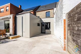 <p>Te koop in Dendermonde: Charmante gesloten bebouwing met tuin op toplocatie nabij station.<br /><br />Deze gesloten bebouwing in Dendermonde is ideaal voor wie op zoek is naar een goed gelegen woning met potentieel. De woning werd reeds deels gerenoveerd en beschikt over nieuwe ramen, een vernieuwde keuken en een nieuw dak.</p>
<p>Binnenin vindt u een gezellige leefruimte en twee volwaardige slaapkamers. Daarnaast is er een ruime zolder met de mogelijkheid om een derde slaapkamer of hobbyruimte te creëren.</p>
<p>Achteraan bevindt zich een ruime tuin waar u in alle rust kan genieten. De woning is bovendien gunstig gelegen, vlakbij het station, winkels en andere voorzieningen, wat ze extra interessant maakt voor pendelaars en gezinnen.</p>